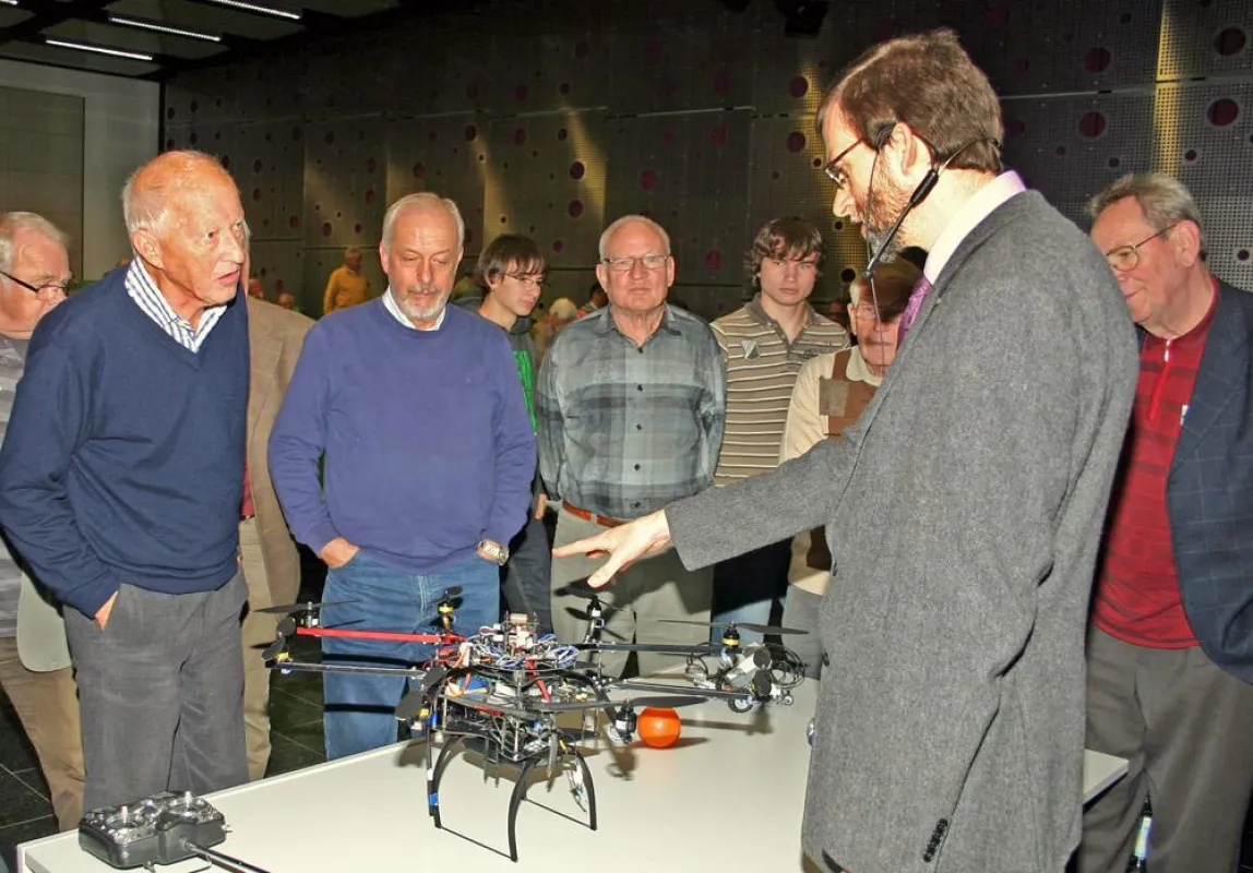 GenerationenHochschule mit Prorektor Prof. Dr. Frieder Stolzenburg zum Thema „Multikopter - Mobile Roboter steigen in die Luft“.