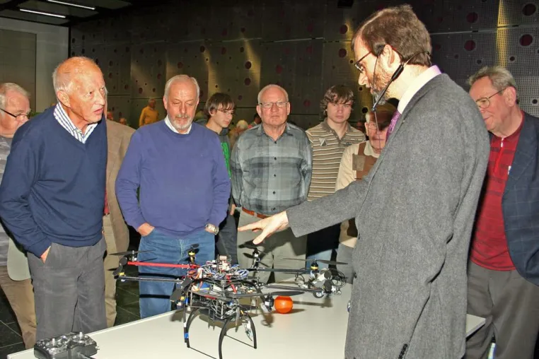 Bild: Multikopter - Mobile Roboter steigen in die Luft