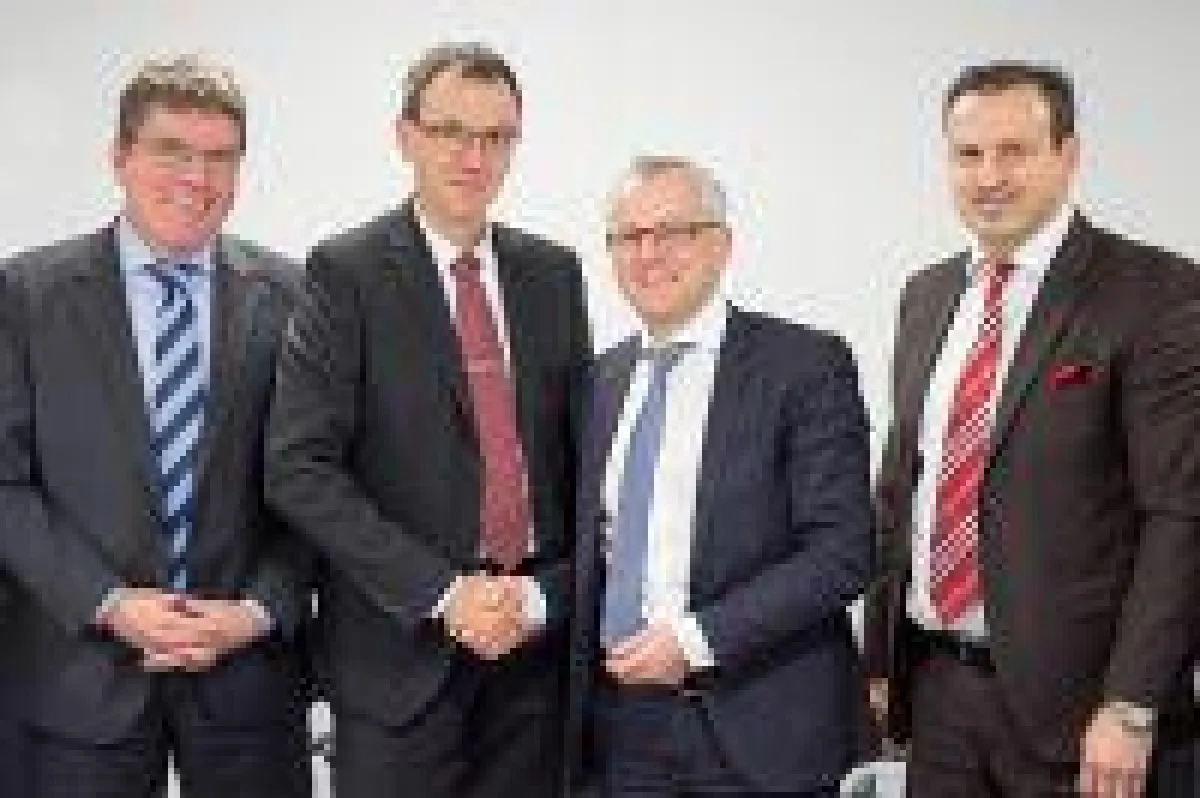 Offizielle Vertragsunterschrift (v.l.n.r.): H. Sdunnus, R. Westerkamp (etamax space); Prof. Dr. S. Pischinger, S. Sagur (FEV)