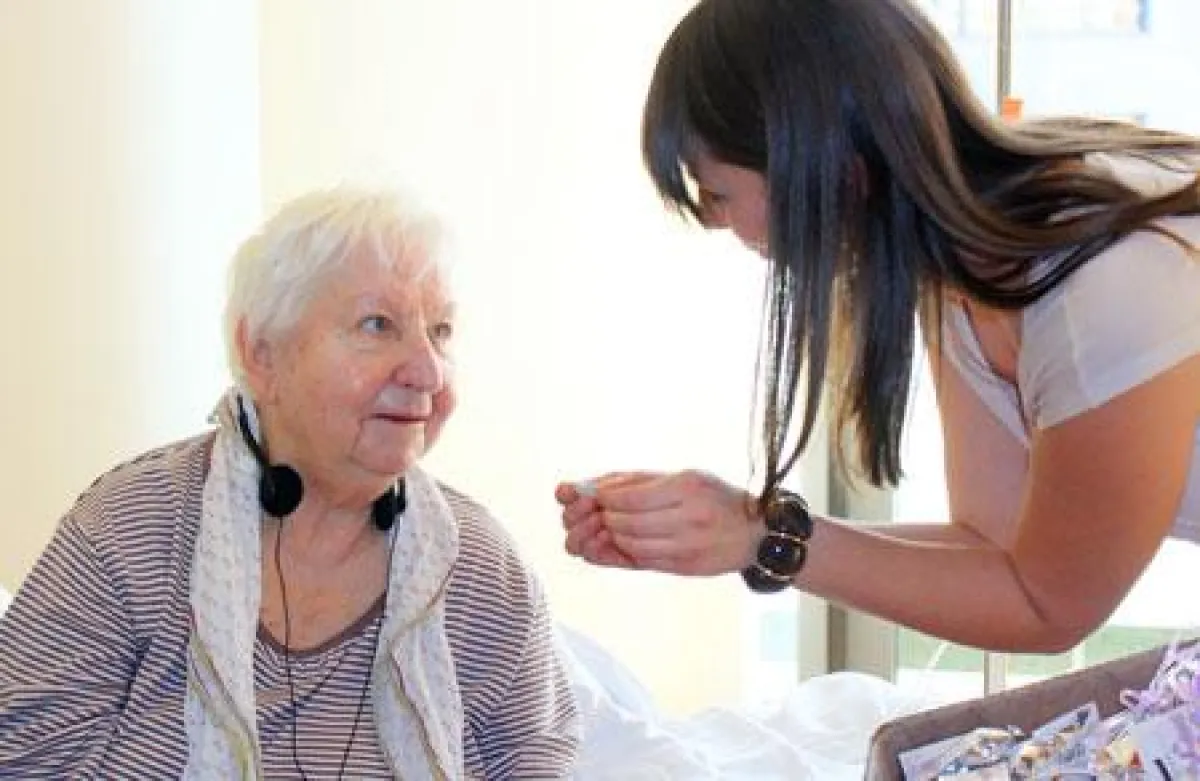 GlückSpender bei der Übergabe eines Grußes