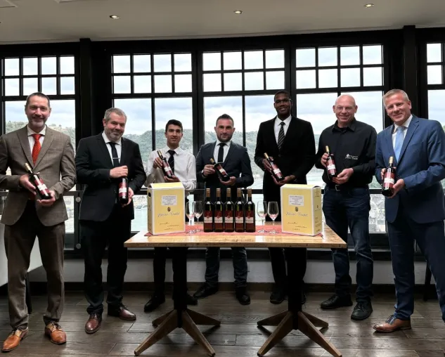 Privathotels Dr. Lohbeck: Hotel Schloss Rheinfels präsentiert den neuen "Azubi-Wein" 2023 Bild: Privathotels Dr. Lohbeck: Hotel Schloss Rheinfels präsentiert den neuen "Azubi-Wein" 2023