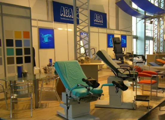 Bild: Medizinisches Mobiliar der AGA Sanitätsartikel GmbH auf der MEDICA 2012