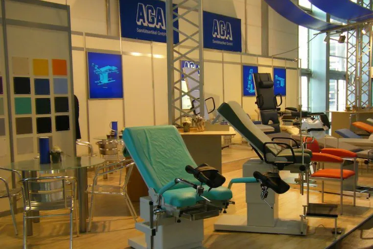Medizinisches Mobiliar der AGA Sanitätsartikel GmbH auf der MEDICA 2012 Bild: Medizinisches Mobiliar der AGA Sanitätsartikel GmbH auf der MEDICA 2012