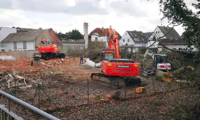 Bild: Babenhausen: Beginn der Abrissarbeiten an der Lache