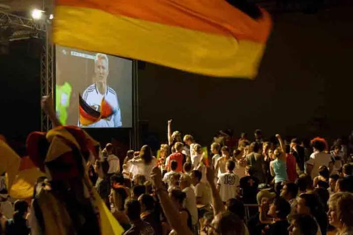 Bild: media² stattete Public Viewing mit NEC LCD 4010 aus