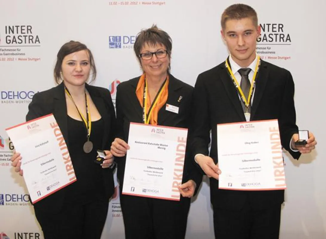 Irina Kofschoff, Ursula Blasius und Oleg Kober präsentieren die Auszeichnungsurkunde