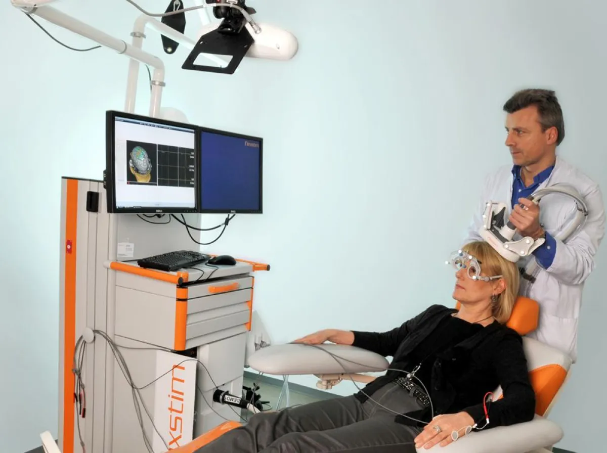 Dr. Peter Spangenberg, bei der Untersuchung einer Patientin (gestellte Situation).