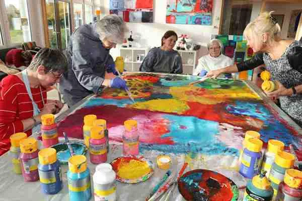 Ravensburger Senioren malen in der Kreativwerkstatt Rosenharz Bild: Ravensburger Senioren malen in der Kreativwerkstatt Rosenharz