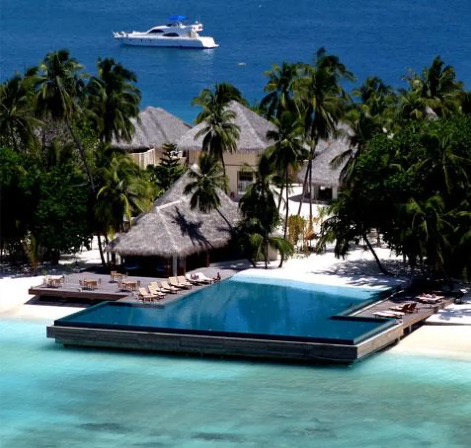 Malediven Insel Ansicht von Hufaven Fushi mit Infinity Pool
