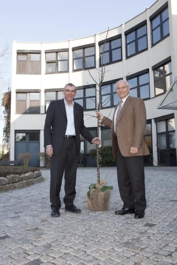 Ein Apfelbäumchen für den Neuen: VFBW-Vorsitzender Edmund Dehnel (r.) und Mesa-Geschäftsführer Heinrich Bercher.