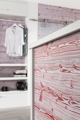 Bild: Markante Holzstrukturen und attraktive Farben im Mix - individuelle Wandgestaltung mit reliefartigen Akzenten