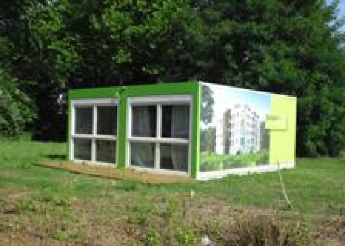 Von außen sind die ELA-Räume mit einer Ansicht des fertigen Wohnhauses bespannt.