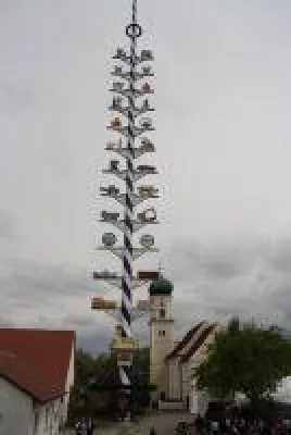 Bild: 01. Mai 2019 Maibaumverein Haunswies stellt Maibaum auf. Drei Tage Festprogramm