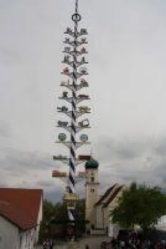 Bild: 01. Mai 2019 Maibaumverein Haunswies stellt Maibaum auf. Drei Tage Festprogramm