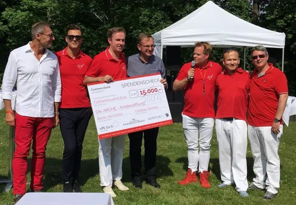 RED Party am Wannsee - Feiern bei Kaiserwetter und ein 20.000 Euro-Scheck für die ARCHE Bild: RED Party am Wannsee - Feiern bei Kaiserwetter und ein 20.000 Euro-Scheck für die ARCHE