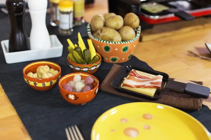 Bild: Ein Festessen ohne viel Vorbereitung: Raclette mit Leckerbissen aus dem Glas, der Dose und der Tiefkühltruhe