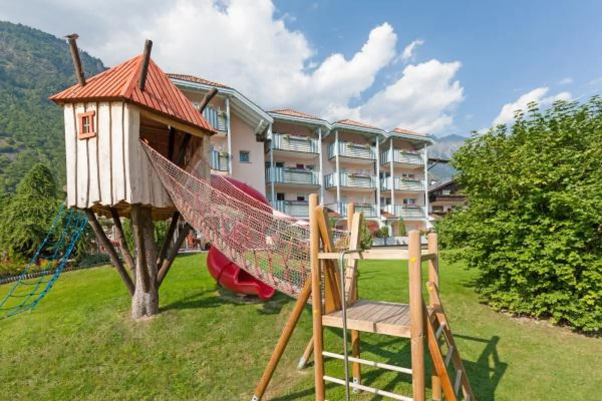 Der großzügige Kinderspielplatz des Hotels ? Familienhotel Heidi