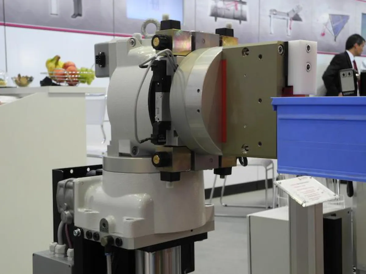 Neues Drehmodul mit integrierter Mediendurchführung (Foto: ROEMHELD).