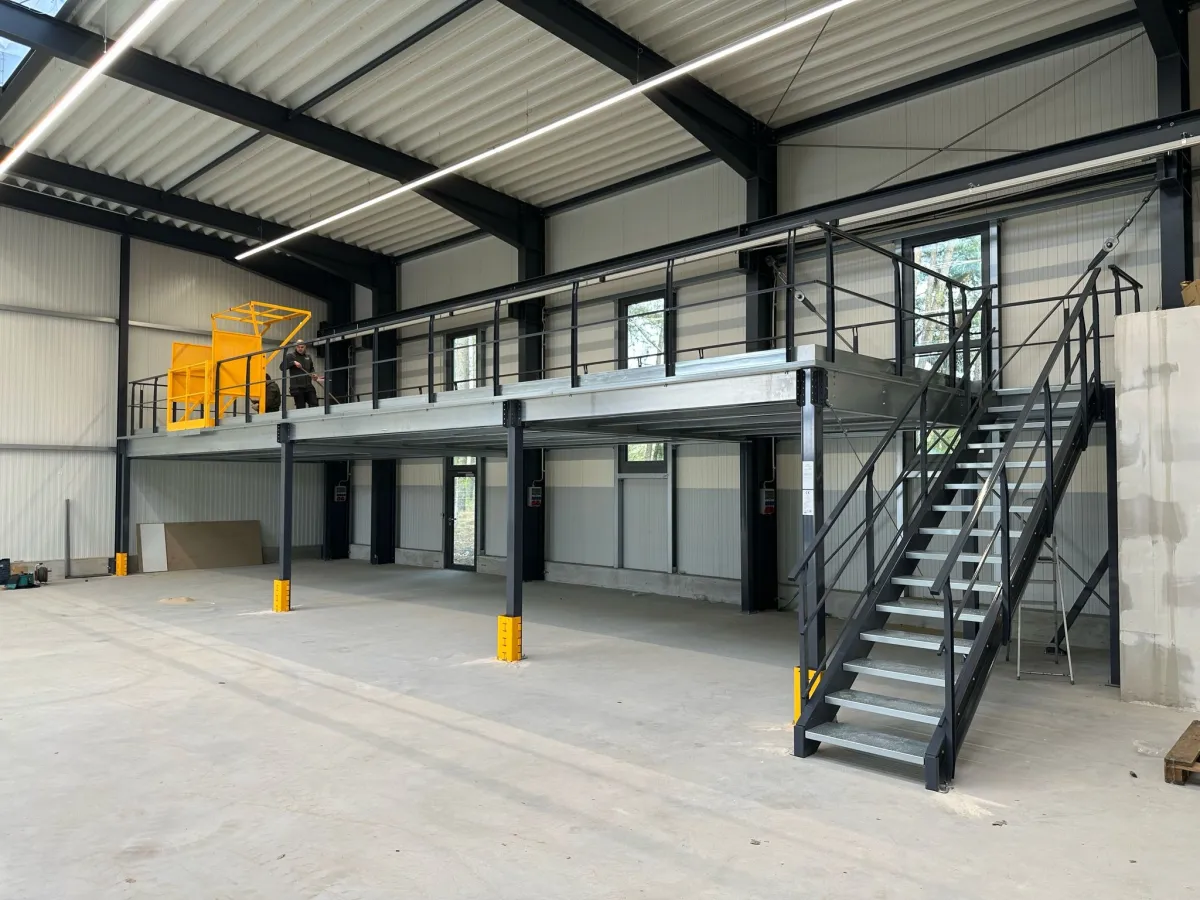 Eine Lagerbühne von MAVERLO auf Maß gefertigt (© MAVERLO)