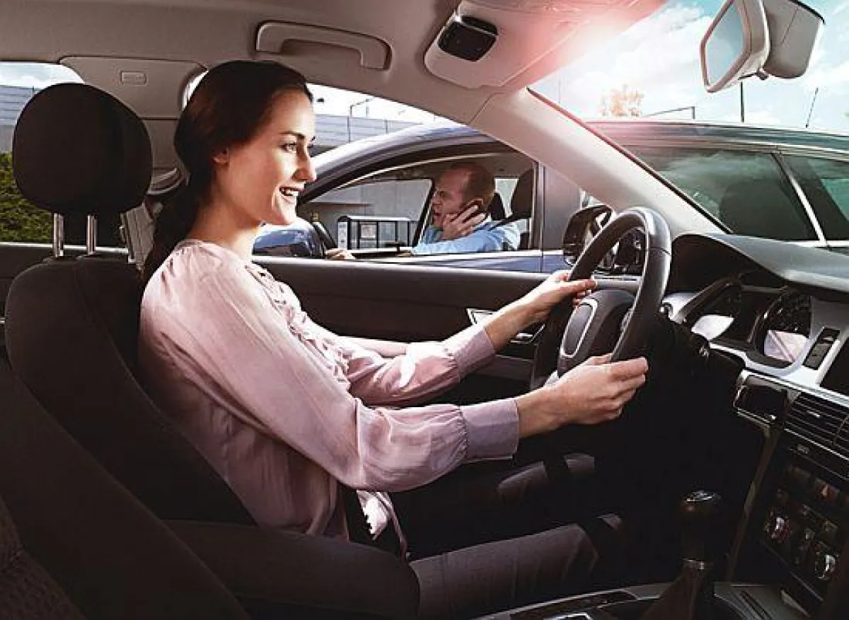 Jabra Freeway an der Sonnenblende leicht montierbar - ideal in der Kombination mit der Diktier-App dictate on demand mobile