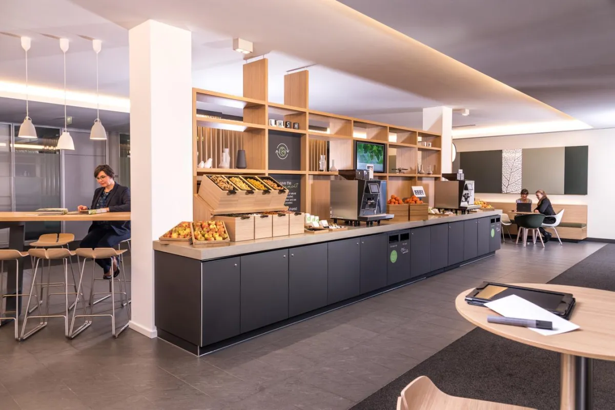 Die Coffeepoints im Lufthansa Seeheim wurden mit diversen Steh- und Sitzgelegenheiten ausgerüstet.