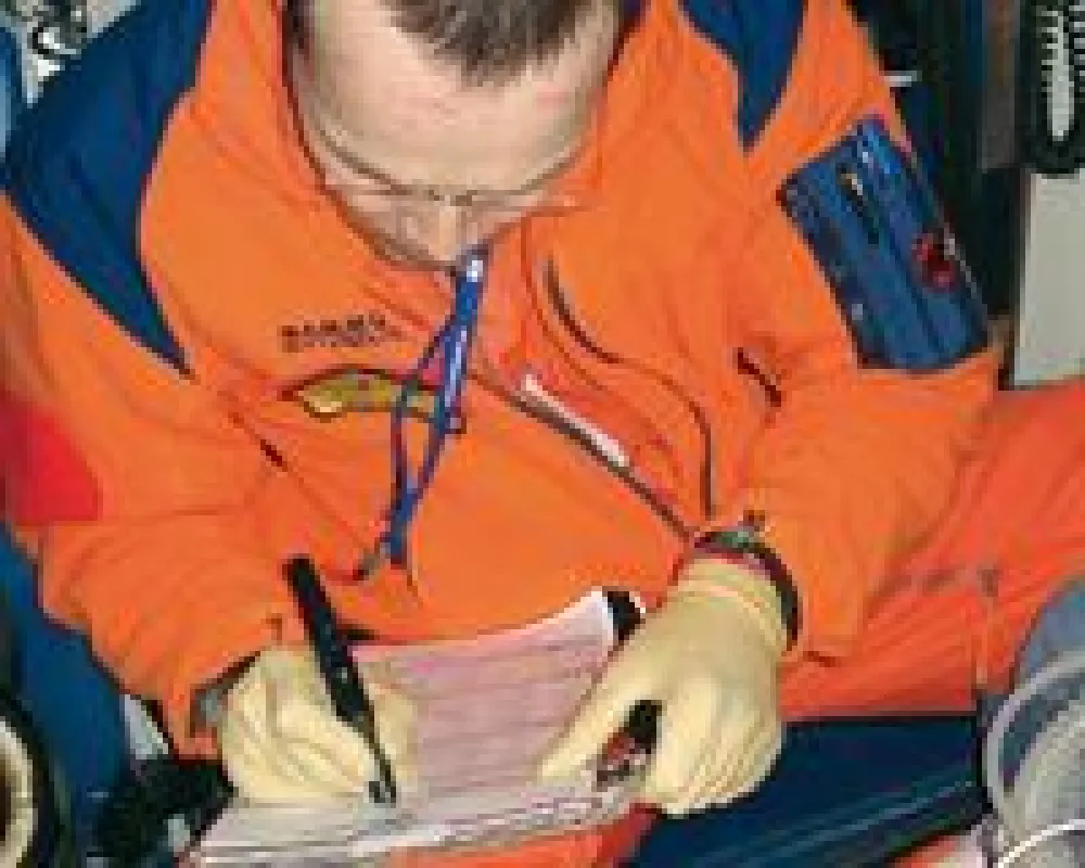 Der ADAC-Notarzt trägt alle relevanten Daten mit dem digitalen Stift von Anoto auf das Notarztprotokoll