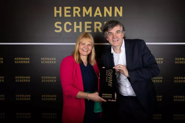 Bild: Gehirnexpertin aus Berlin-Wilmersdorf gewinnt beim doppelten Speaker Weltrekord den Excellence Award