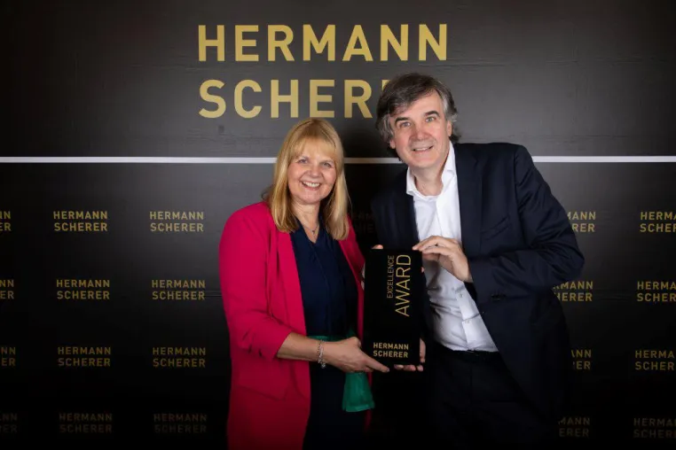 Bild: Gehirnexpertin aus Berlin-Wilmersdorf gewinnt beim doppelten Speaker Weltrekord den Excellence Award