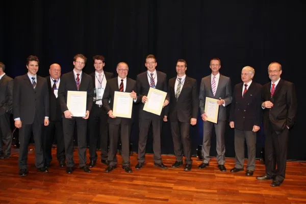 Bild: Volkswagen gewinnt mit INFORM den Hauptpreis des AKJ elogistics Awards 2010