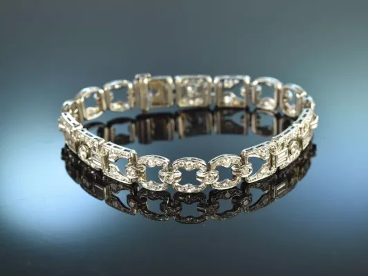 Bild: Diamanten, Silber, Perlen veredeln Braut & Kleid, passender Schmuck zur Winterhochzeit von Die Halsbandaffaire
