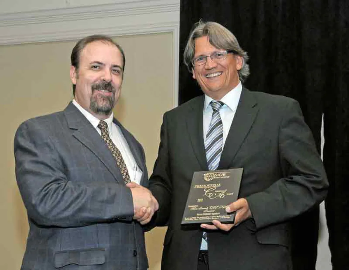 Preisübergabe durch den SAVE-Präsidenten Craig Squires (li) an Dr. Pauwels (re)