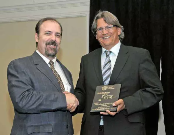 Bild: Dr. Marc Pauwels erhält diesjährigen Presidential Citation Award auf der SAVE-Tagung