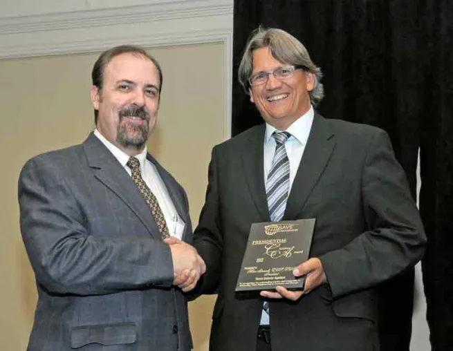 Bild: Dr. Marc Pauwels erhält diesjährigen Presidential Citation Award auf der SAVE-Tagung