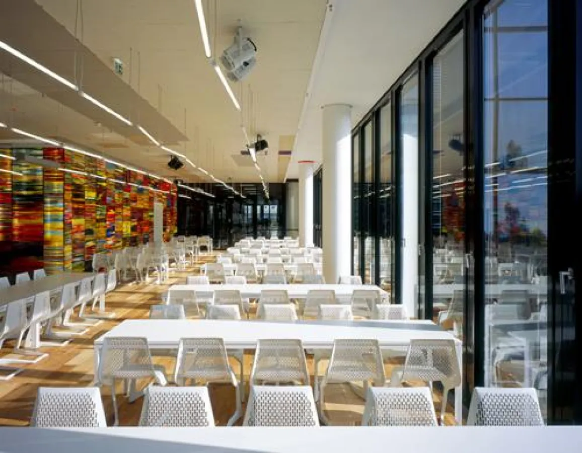 Für die Kantine des Verlages fertigte WINI Tische der Serie WINEA FOCUS mit Platten im Sondermaß 300 x 80 cm. (Foto: Claus Graubner)