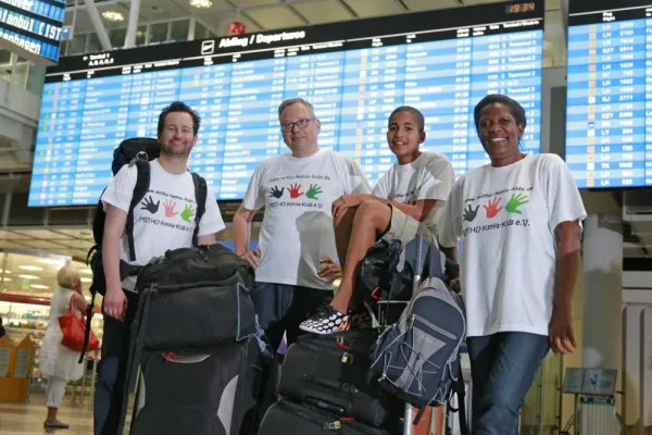 Bild: Thomas Schimpfle von der Lösch-Zwerg Braumanufaktur unterstützt die Waisenkinder von Mithu