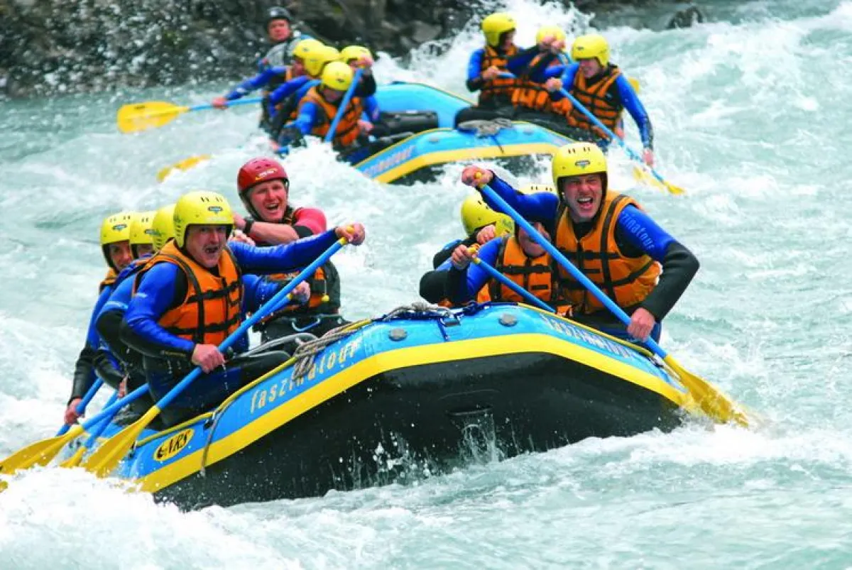 Rafting: Beim Raft-Race mit den Kollegen in einem Boot. Das steigert Motivation und Teamgeist!