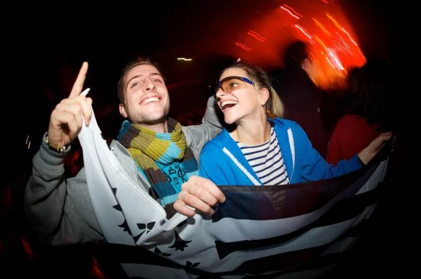 Fête de la Bretagne - Ein Landzipfel im Westen Frankreichs feiert eine Woche lang mit der ganzen Welt Bild: Fête de la Bretagne - Ein Landzipfel im Westen Frankreichs feiert eine Woche lang mit der ganzen Welt