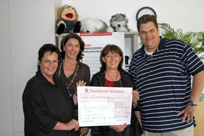 "Büsumer Strandkorbgeflüster" Scheckübergabe an dunkelziffer e.V. Hamburg Bild: "Büsumer Strandkorbgeflüster" Scheckübergabe an dunkelziffer e.V. Hamburg