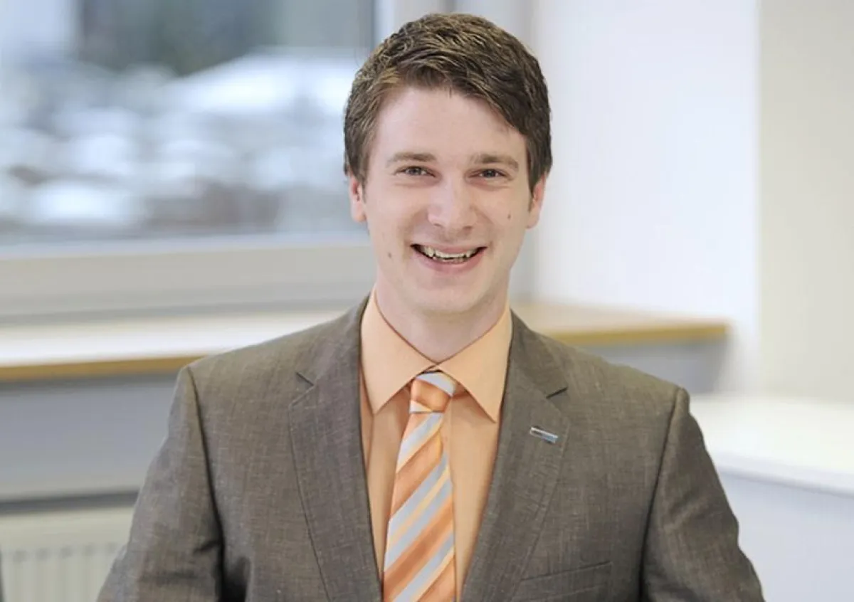 Dipl.- Ing. (FH) David Krusemark, Sales Engineer im Bereich IVT-Industrial bei ebm-papst hält einen