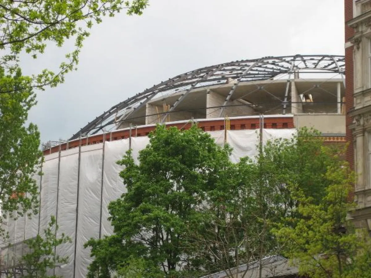 Baustelle Fichtebunker mit merkwürdigen rechteckigen Öffnungen aufs Flachdach.