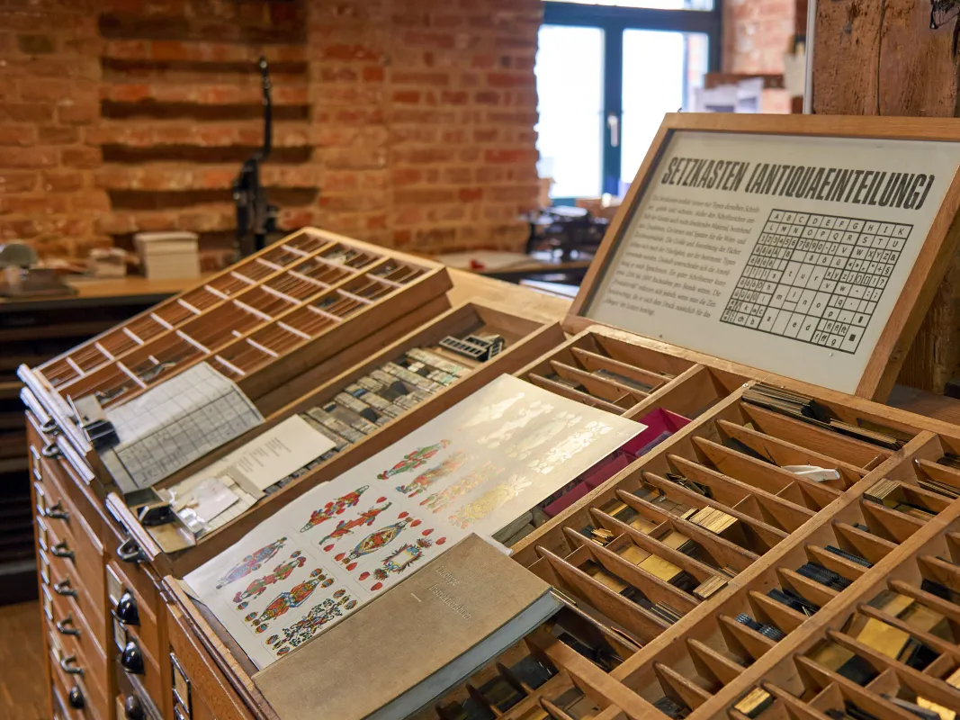 Nimmt Besucher mit auf eine Zeitreise: Die Museumswerkstatt der Spielkartenfabrik Stralsund (© Ostseeappartements Rügen Vermarktungs-GmbH&Co. KG)