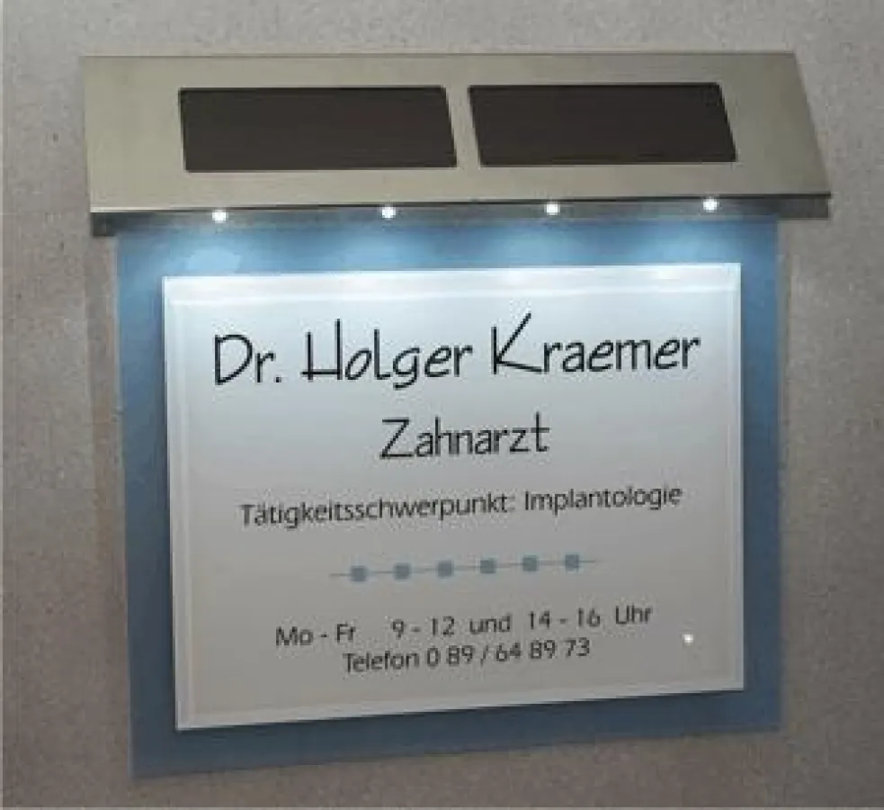 Praxisschild mit Solarbeleuchtung Sunlight 2