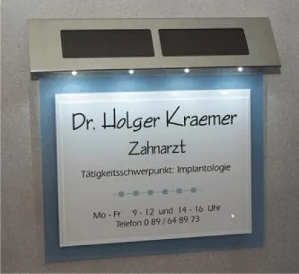 Sensorgesteuerte Solarbeleuchtung für Praxisschilder Bild: Sensorgesteuerte Solarbeleuchtung für Praxisschilder