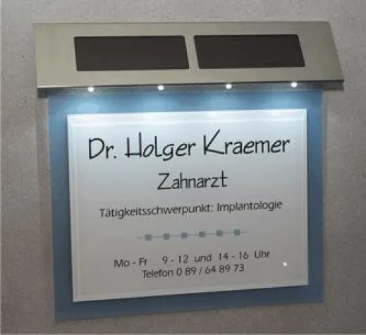 Bild: Sensorgesteuerte Solarbeleuchtung für Praxisschilder