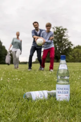 Bild: Raus ins Grüne: Bei Ausflügen im Sommer an ausreichendes Trinken denken