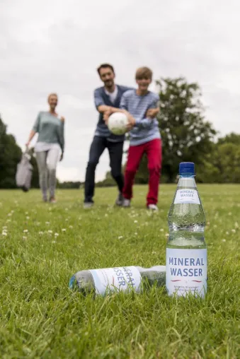 Raus ins Grüne: Bei Ausflügen im Sommer an ausreichendes Trinken denken Bild: Raus ins Grüne: Bei Ausflügen im Sommer an ausreichendes Trinken denken