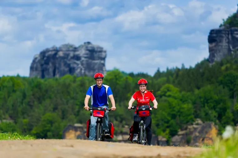 Bild: Mühelos Höhenmeter überwinden: Mit ÖPNV und Fahrrad durchs Elbsandsteingebirge