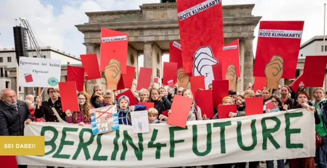 Bild: Übergabe Tausender Roter Klimakarten durch Parents for Future und Fridays for Future an das Bundeskanzleramt