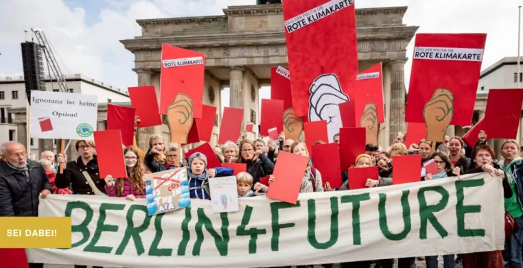 Übergabe Tausender Roter Klimakarten durch Parents for Future und Fridays for Future an das Bundeskanzleramt Bild: Übergabe Tausender Roter Klimakarten durch Parents for Future und Fridays for Future an das Bundeskanzleramt