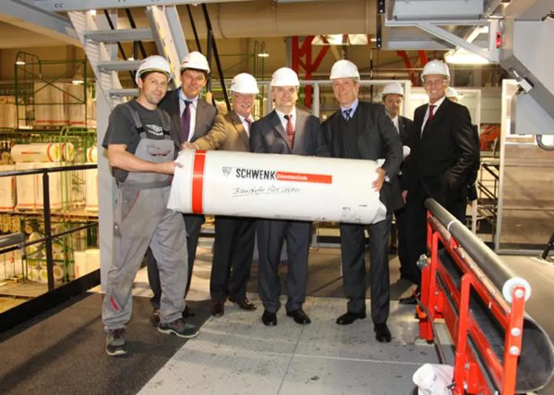 Sachsen-Anhalts Wirtschaftsminister Dr. Reiner Haseloff (Mitte) bei seinem Besuch im neuen Glaswollewerk in Bernburg